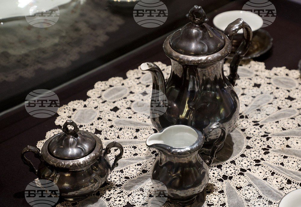 Серебряный чайный сервиз на кружевной салфетке — один из экспонатов выставки «Порцеланът — вечният спътник на лукса»