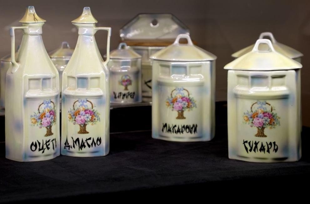Фарфоровые кухонные ёмкости с болгарскими надписями «Оцет», «Д. Масло», «Макарони», «Сухаръ» из коллекции Этнографского музея