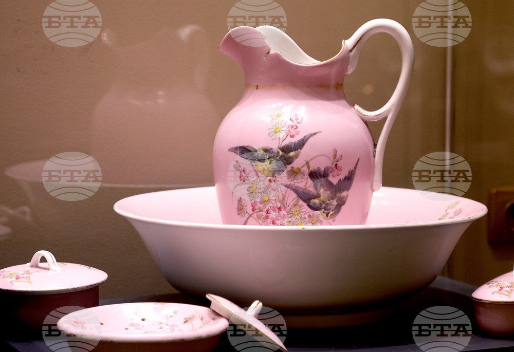 Розовый фарфоровый кувшин с росписью в виде птицы и цветов в тазу — изящный умывальный набор XIX века