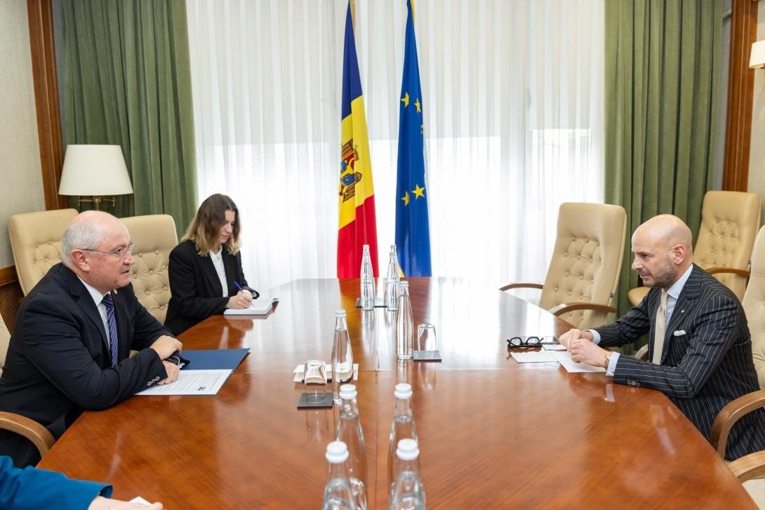 Переговоры молдавских и итальянских официальных лиц на фоне флагов Молдовы и Европейского союза в правительственном здании в Кишинёве