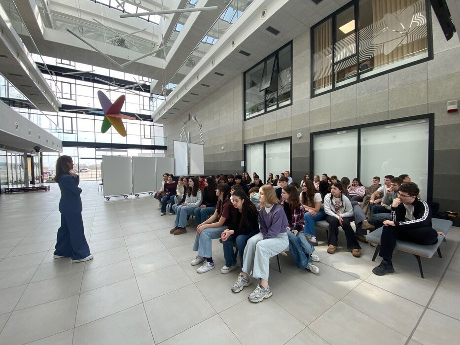 Ученики начальных школ слушают презентацию о профессиях в сфере вещания в атриуме РТВ Воеводины