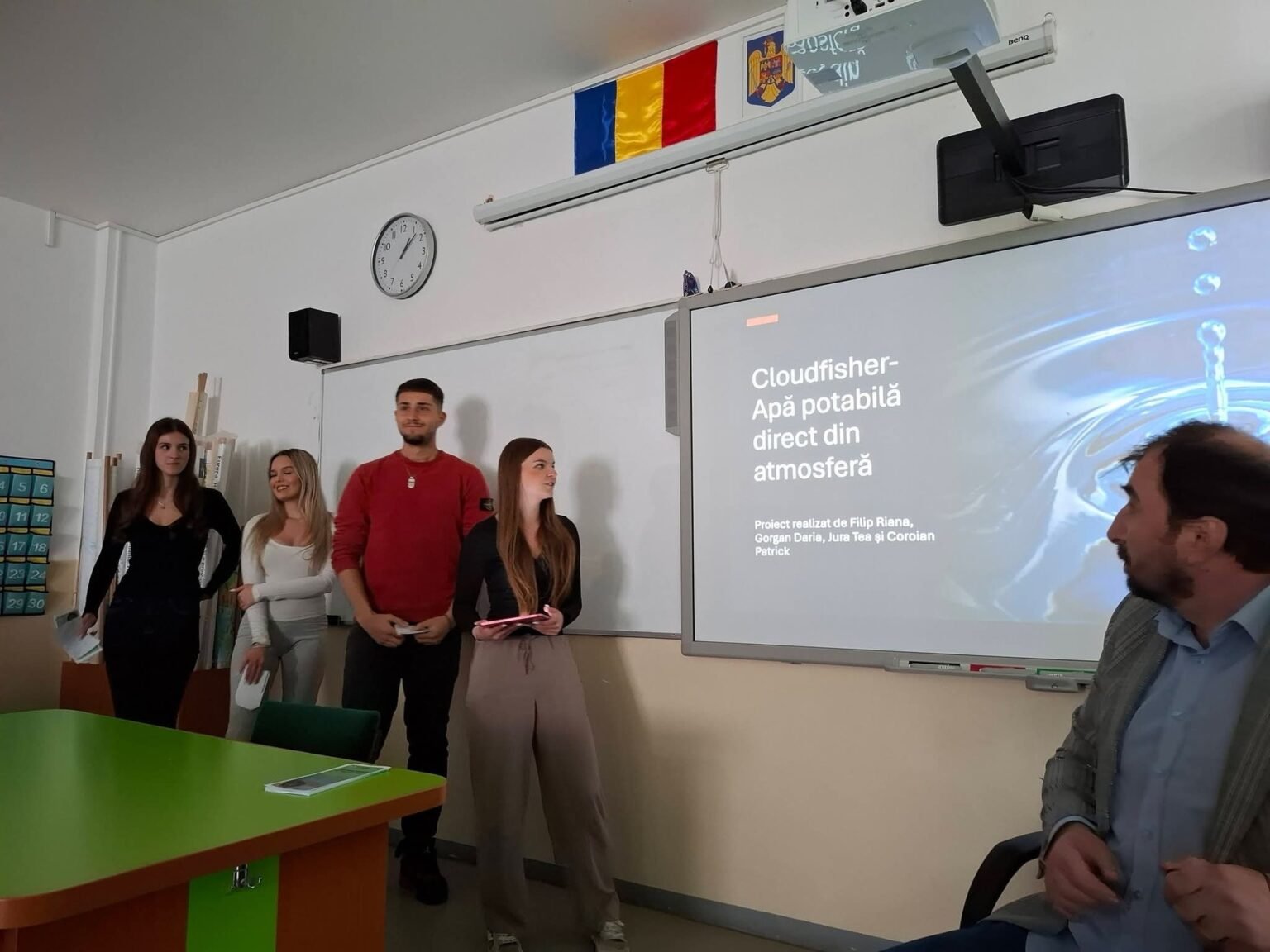 День воды в Клуже: школьники призвали беречь каждую каплю Ученики Национального колледжа имени Георге Кошбука представляют проект «Cloudfisher» — технологию получения питьевой воды из атмосферы — в рамках мероприятия ко Дню воды в Клуже