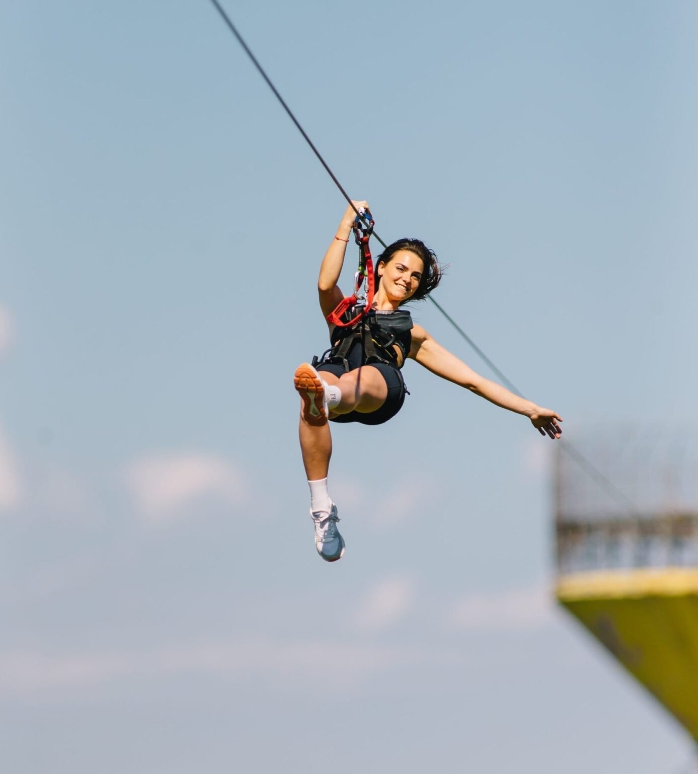 Девушка на тиролине в парке приключений Arsenal Park