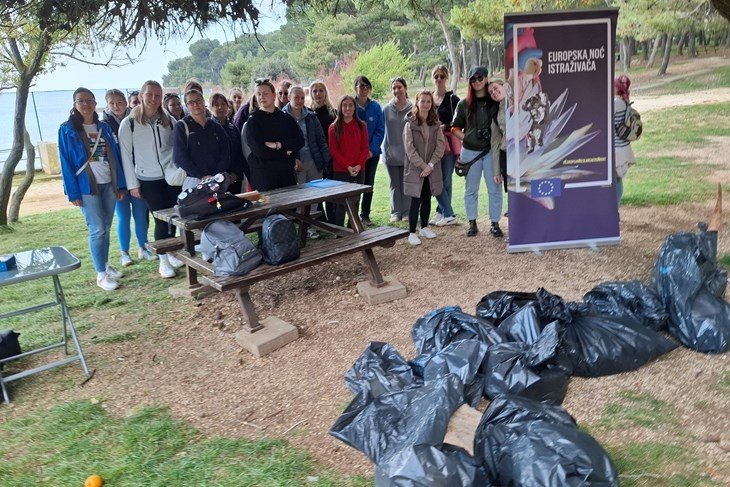 Студенты в Пуле очистили восемь пляжей от пластика Студенты проекта Blue Connect позируют у стола с собранными мешками мусора после уборки пляжа в Пуле