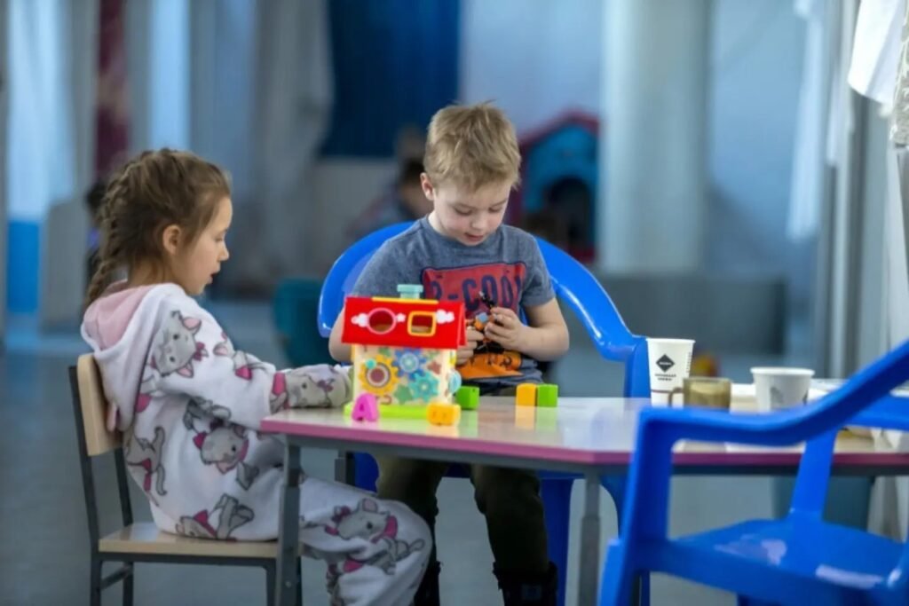 Молдова запускает план поддержки украинского языка в школах Дети играют с развивающими игрушками за столом в образовательном центре для украинских беженцев в Молдове