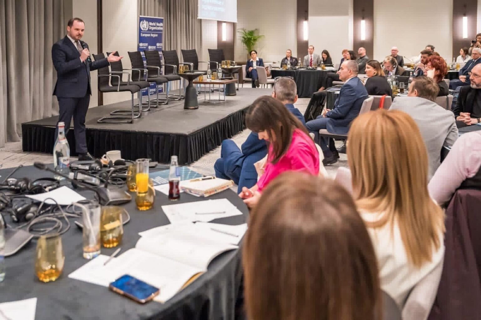 Румыния впервые получит стратегию качества медпомощи Александру Рогобете выступает на конференции по качеству медицинской помощи при поддержке ВОЗ, обращаясь к аудитории чиновников и экспертов