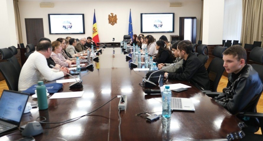 Общий план зала заседаний Министерства образования Молдовы с участниками встречи по образовательной инклюзии ромов