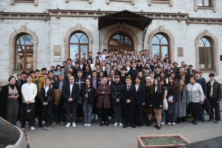 144 школьника со всей Молдовы соревнуются на олимпиаде по физике Групповое фото всех 144 участников Республиканской олимпиады по физике на ступенях здания в Кишинёве
