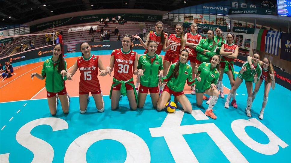 Волейбол и футбол: два дня молодёжной Болгарии на пути к Европе Сборная Болгарии U18 по волейболу среди девушек празднует победу на площадке арены «Христо Ботев» в Софии