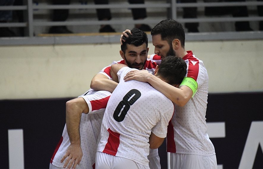 Сборная Грузии по футзалу сыграет два матча с Болгарией Игроки сборной Грузии по футзалу в белой форме празднуют забитый гол в матче против Болгарии