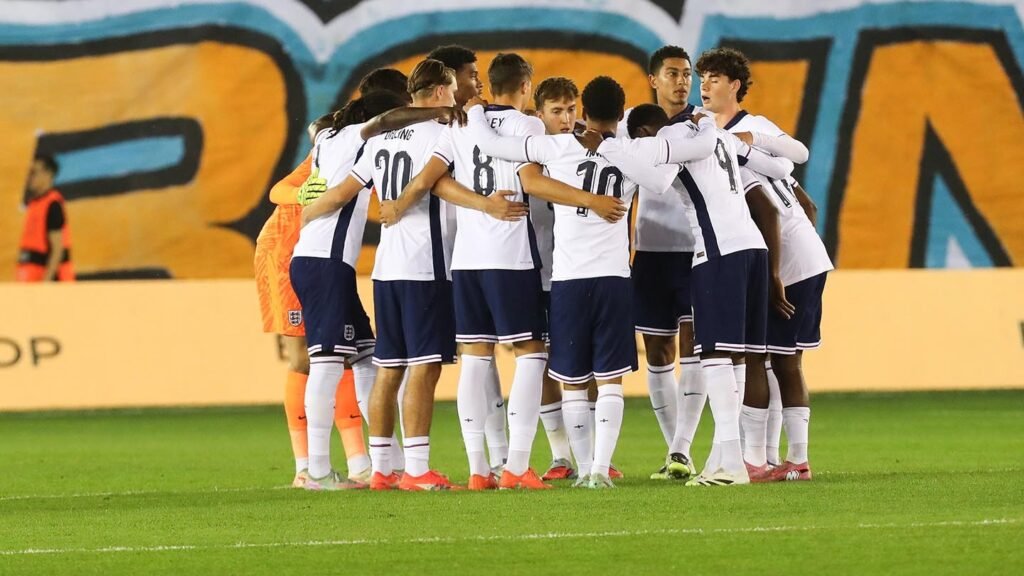 Игроки молодёжной сборной Англии U21 в командном кругу перед отборочным матчем Евро-2027