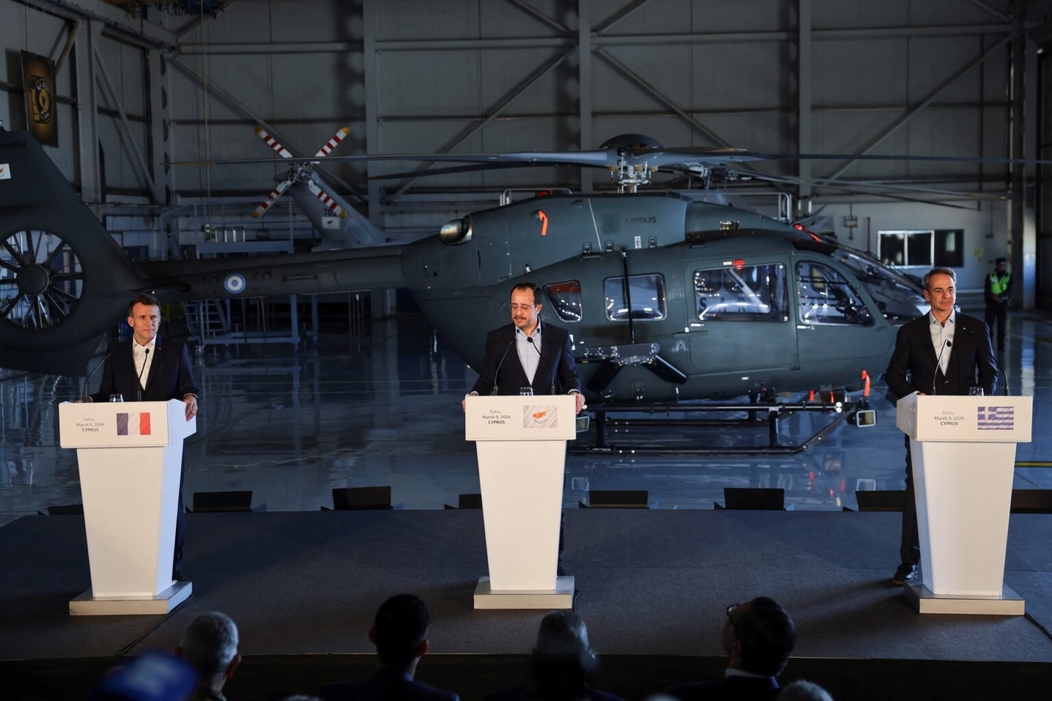 Пресс-конференция лидеров Франции, Кипра и Греции в военном ангаре в Пафосе на фоне военного вертолёта