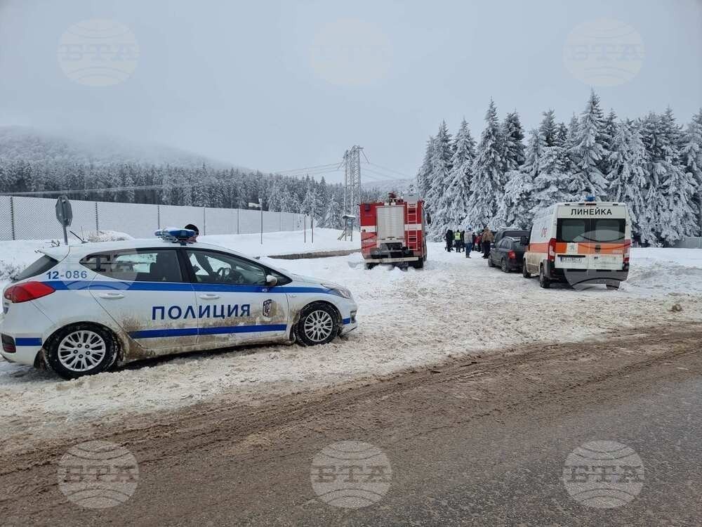 Болгарская полицейская машина и спасательная техника на заснеженном перевале Петрохан: скорая помощь и пожарный автомобиль. Фото: BTA