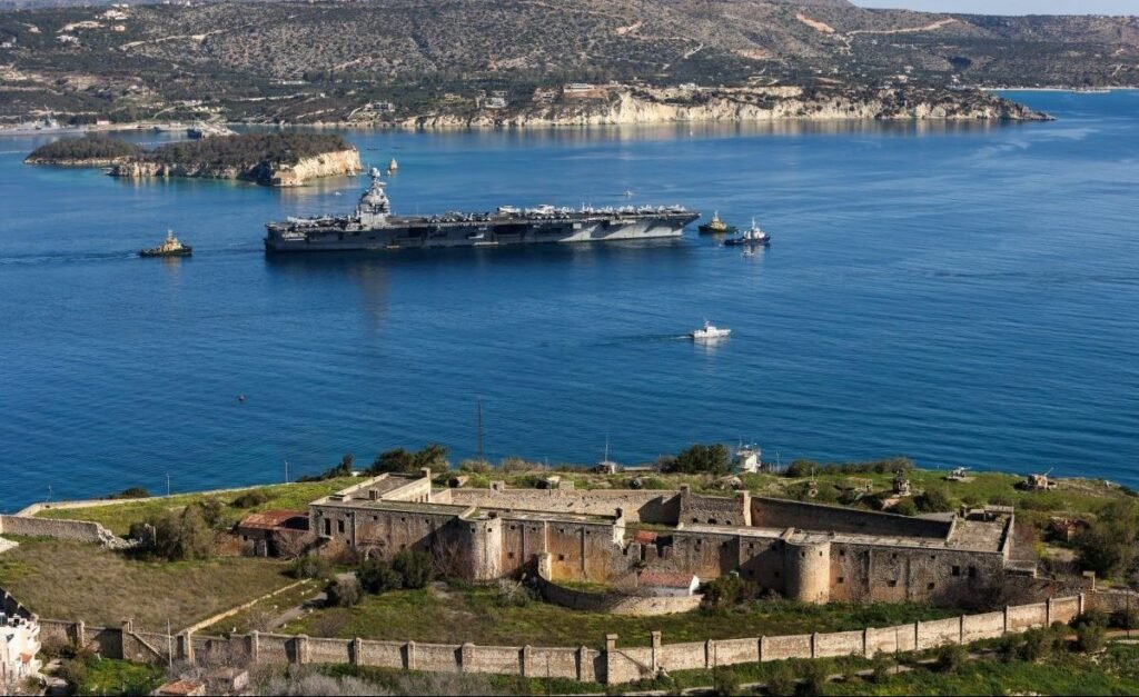 В Греции задержан шпион с иранским ПО у базы НАТО в Суде Авианосец USS Gerald R. Ford в бухте Суда с древней крепостью на переднем плане. Фото: ERT News
