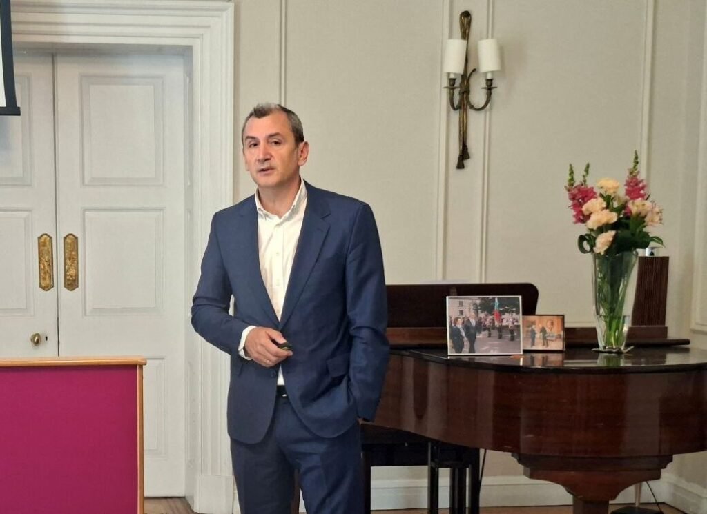 Служебный министр здравоохранения Болгарии Михаил Околийски выступает на официальном мероприятии