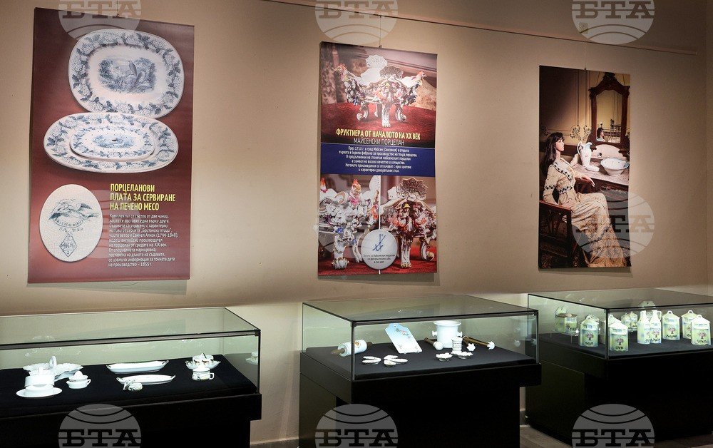 «Белое золото» в Варне: выставка показывает 100 шедевров фарфора Выставочный зал Этнографского музея Варны с витринами и информационными панелями, представляющими коллекцию фарфора