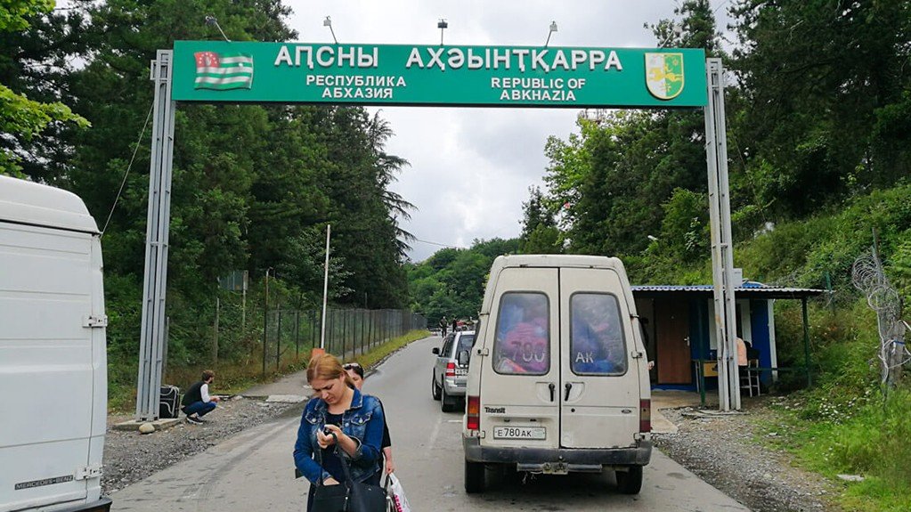 353 задержанных за год у оккупационной линии на Ингури Контрольно-пропускной пункт на въезде в оккупированную Абхазию с надписью «Республика Абхазия» на абхазском, русском и английском языках. Транспорт и пешеходы пересекают разделительную линию