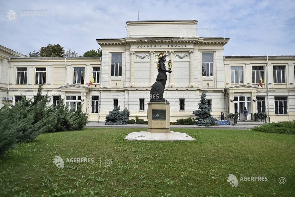 Здание Румынской академии в Бухаресте с памятником на фоне зелёной лужайки