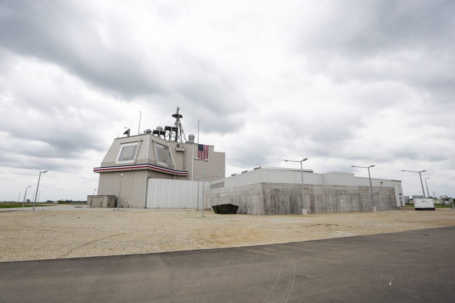 Объект противоракетной обороны Aegis Ashore в Девеселу с радарной башней на фоне облачного неба