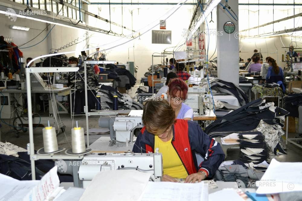 Работницы швейного цеха в Румынии за промышленными швейными машинами