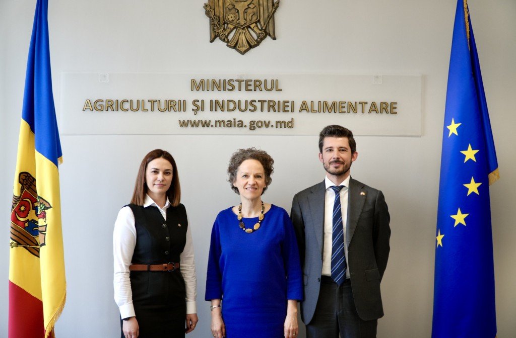 Встреча представителей Молдовы и Франции в здании Министерства сельского хозяйства и пищевой промышленности Молдовы на фоне флагов Молдовы и ЕС