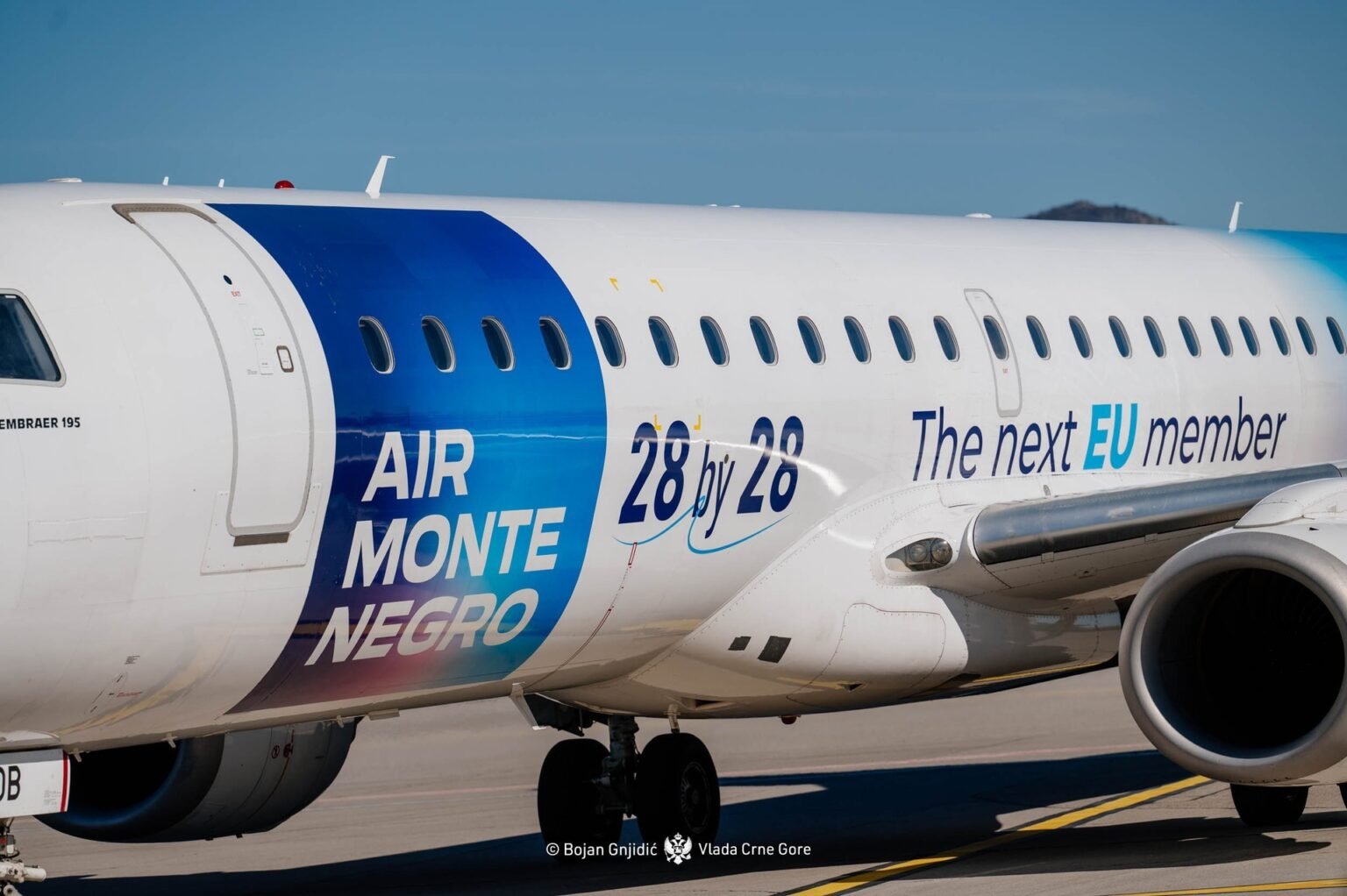Самолёт Air Montenegro с надписью «28 by 28 — The next EU member» на фюзеляже