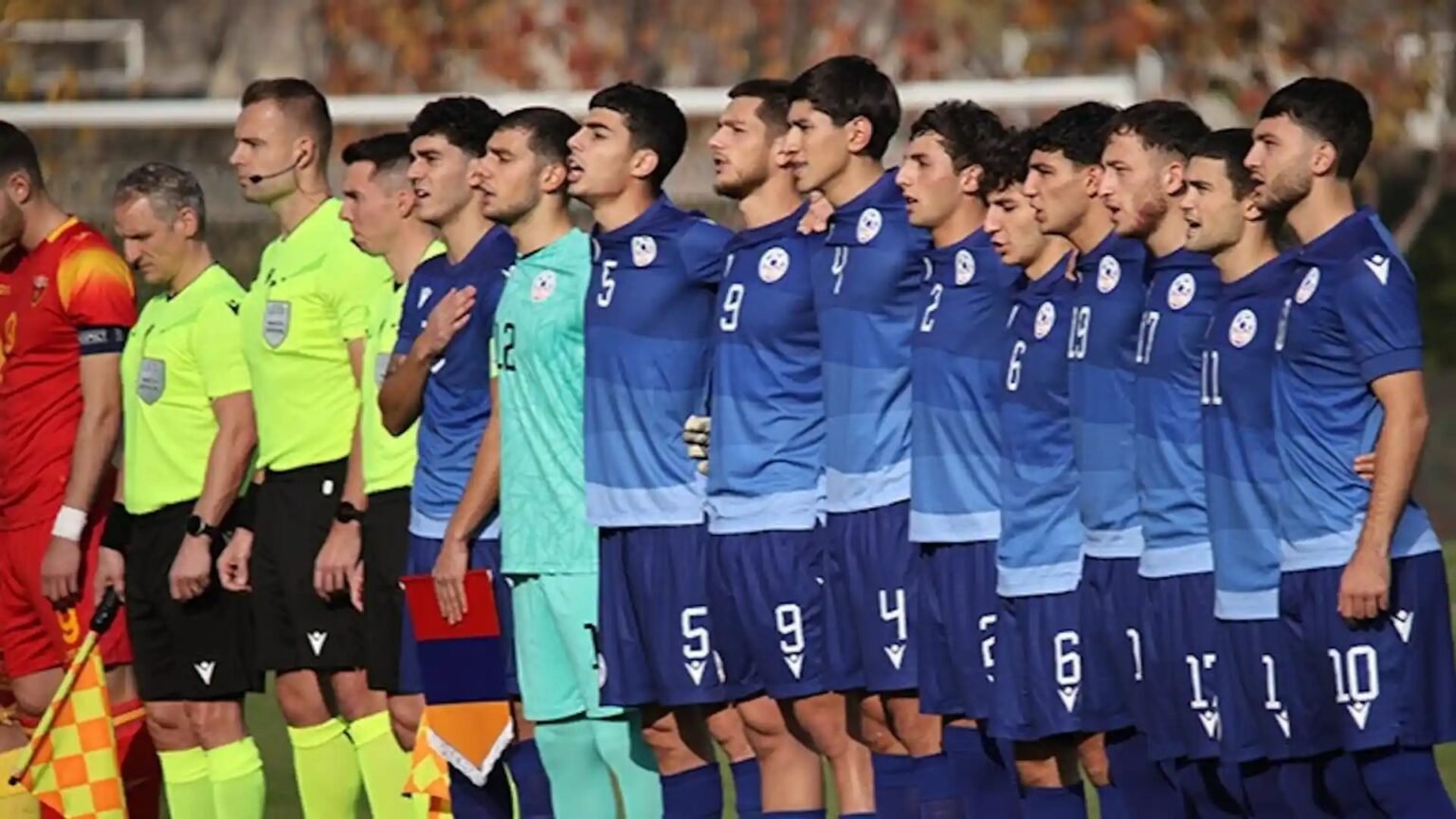 Армения U-21 завершила отбор на Евро без единого очка Игроки молодёжной сборной Армении U-21 в синей форме выстроились в ряд перед матчем