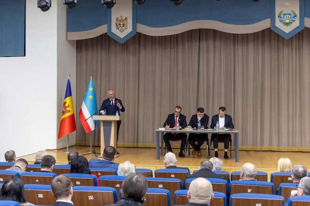 Выступление с трибуны на заседании Народного собрания Гагаузии в Комрате, на сцене — флаги Молдовы, Гагаузии и Евросоюза