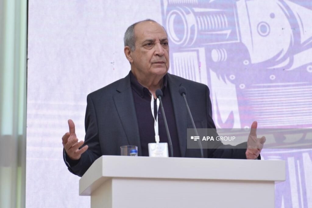 Ушёл из жизни Расим Балаев — легенда азербайджанского кино Расим Балаев выступает с речью за трибуной на официальном мероприятии