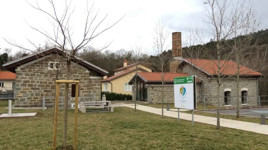 Обновлённый информационный центр ландшафтного парка Бека с информационным стендом и зелёной лужайкой перед зданием