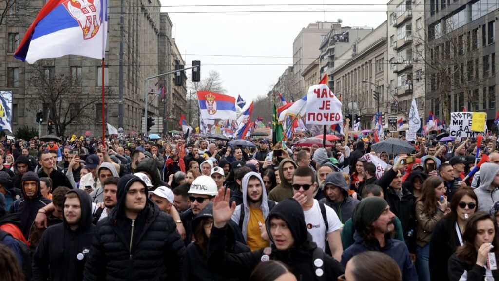 Год спустя: тайна «звукового оружия» в Белграде не раскрыта Многотысячная колонна протестующих движется по центральной улице Белграда с сербскими флагами и плакатами