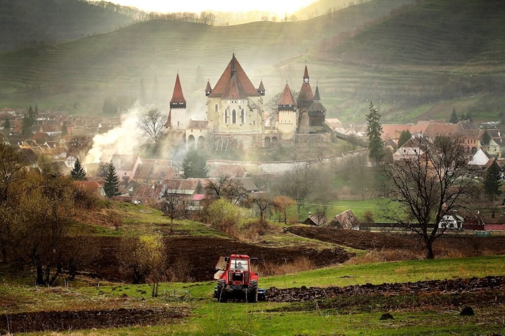 Румынские сёла претендуют на звание лучших туристических деревень мира Укреплённая церковь в трансильванском селе Биертан в утренней дымке — один из символов аутентичной сельской Румынии