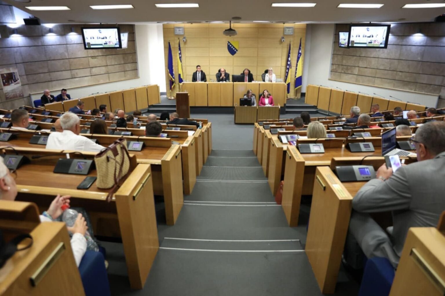 Топливный кризис на Балканах: соседи снижают акцизы, БиГ — спорит Заседание Палаты представителей Парламентской ассамблеи БиГ во время обсуждения отмены акцизов на горючее