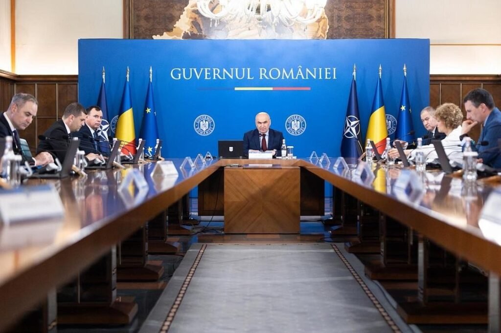 Премьер-министр Румынии Илие Боложан председательствует на заседании правительства по реформе государственного управления во Дворце Виктории в Бухаресте