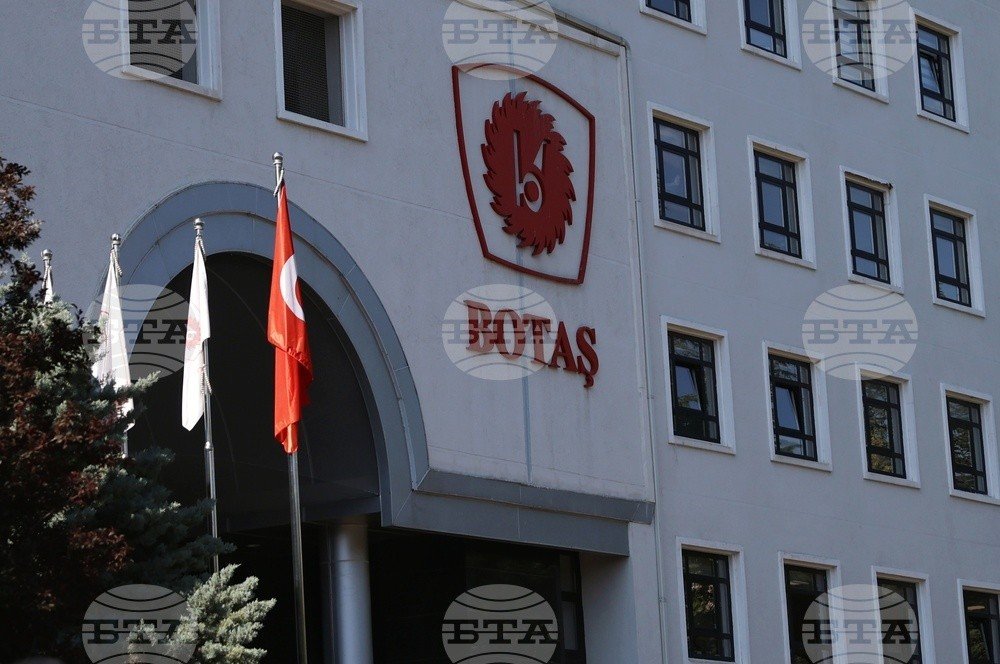 Штаб-квартира турецкой государственной газовой компании BOTAS с национальным флагом и логотипом на фасаде здания