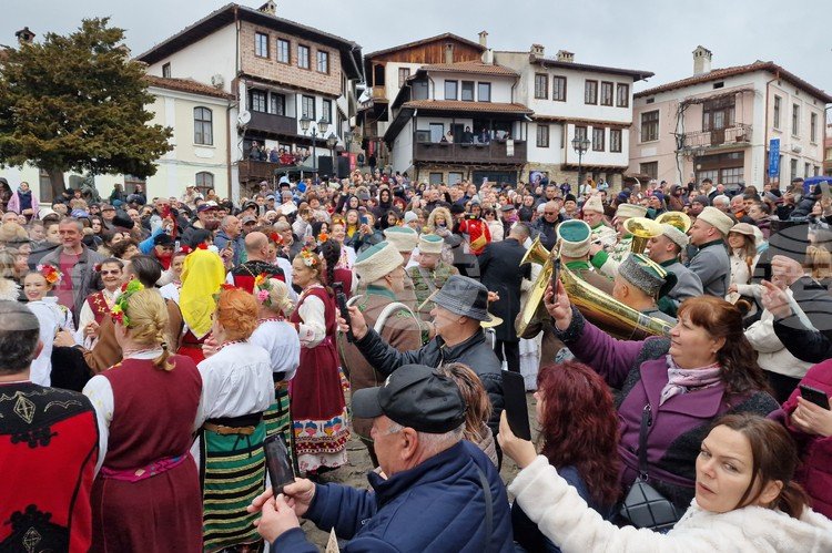 Многолюдное празднование Дня Велико-Тырново на центральной площади города — жители в народных костюмах и зрители собрались на торжественные мероприятия