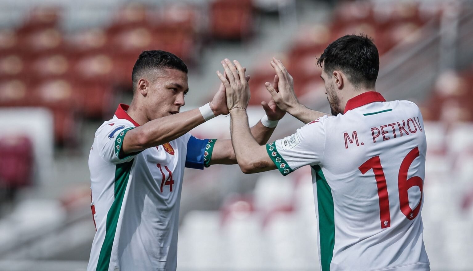 Два игрока сборной Болгарии празднуют забитый гол в полуфинале FIFA Series 2026 против Соломоновых Островов. Марин Петков (№16) поздравляет партнёра по команде на поле
