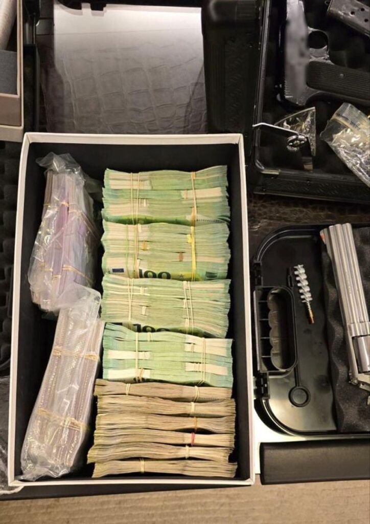 Греческое ФБР выследило «казну» русской мафии на Кипре Полицейское фото вещественных доказательств: пачки наличных (100 евро) и оружие в коробке. Фото: in.gr