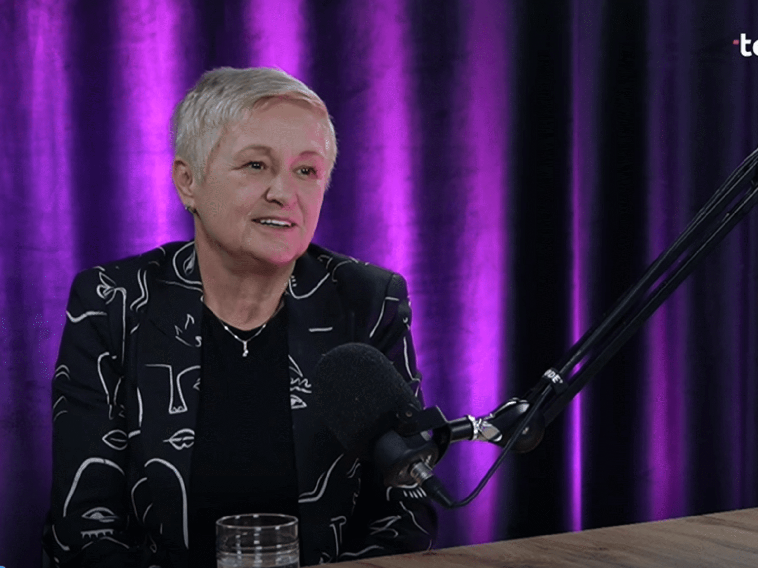 Вьоллца Цаволли, исполнительный директор STIKK, во время интервью в подкаст-студии Telegrafi