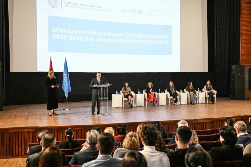 ЮНИСЕФ ищет партнёров для модернизации школ и детсадов в Армении Презентация страновой программы ЮНИСЕФ для Армении на 2026–2030 годы — панельная дискуссия с участием представителей правительства и международных организаций в зале перед аудиторией