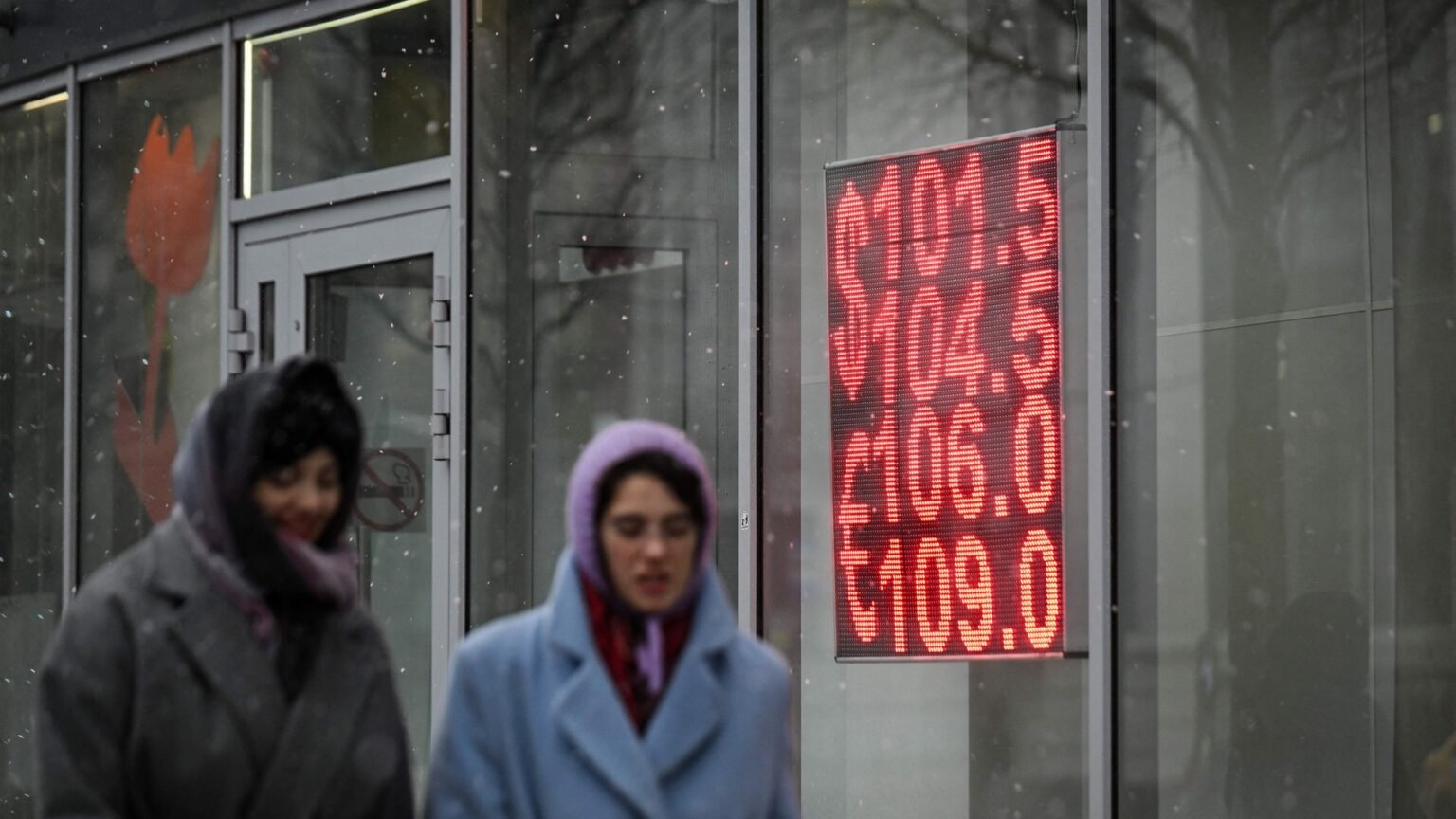 Россия теряет союзников: четыре года войны подорвали глобальные позиции Кремля Табло обменного курса валют в Москве с курсом рубля, прохожие в зимней одежде