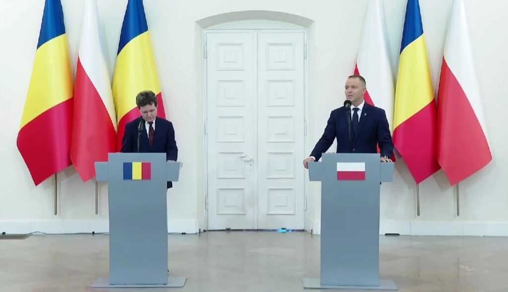 Joint press conference: Romanian President Nicusor Dan and Polish President Karol Nawrocki at podiums with Romanian and Polish flags. Фото: EVZ.ro