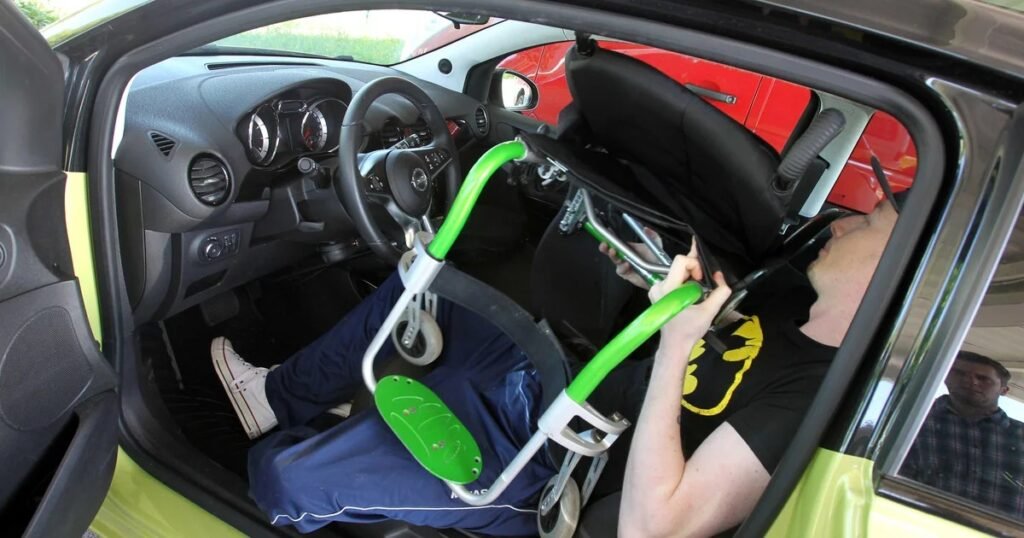 Человек с инвалидностью пересаживается в адаптированный автомобиль с помощью ходунков