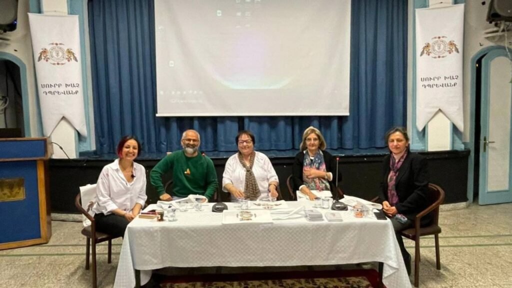 Участники дискуссии об армянских диалектах за столом в зале армянской школы Скутари
