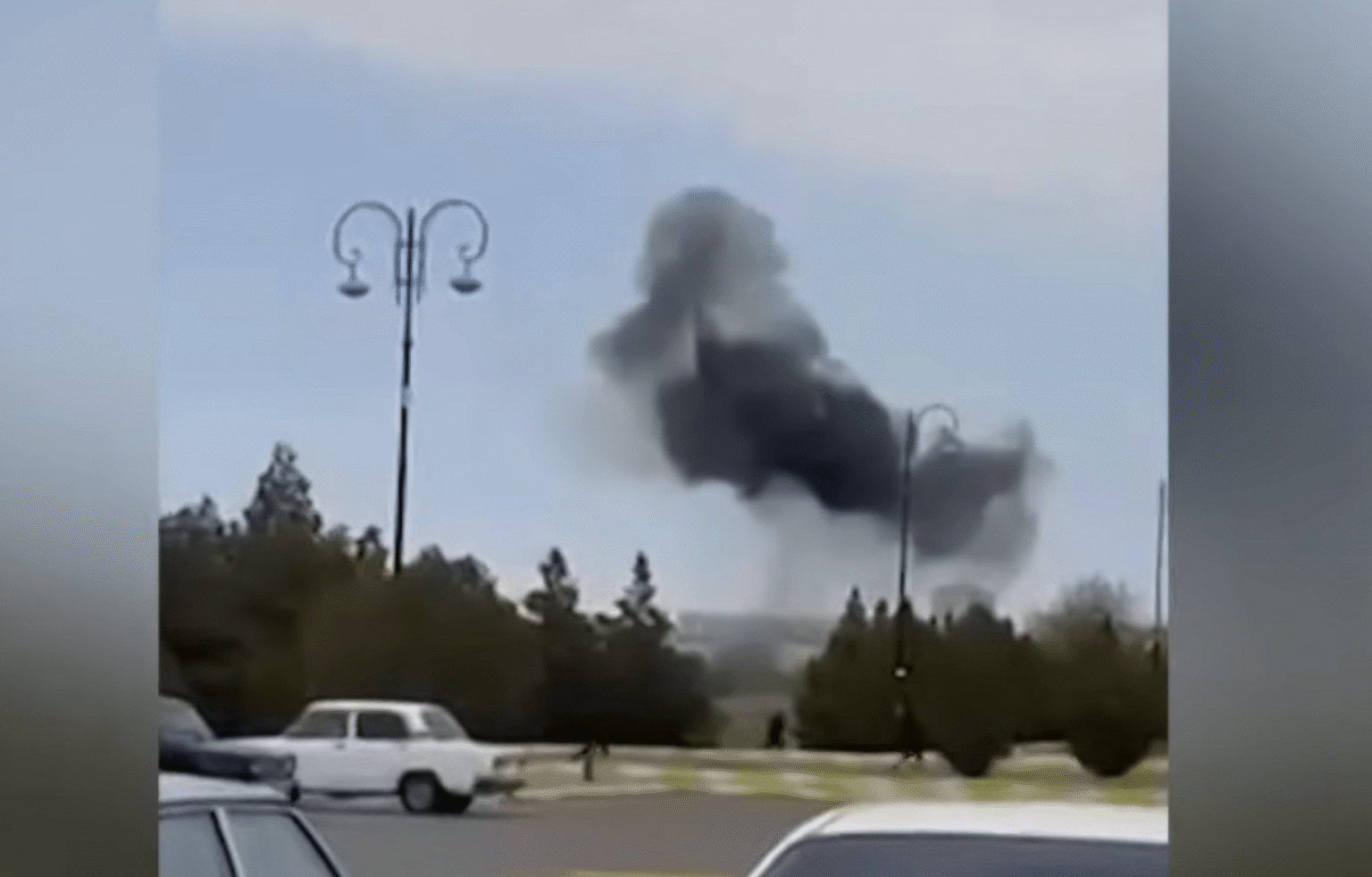 Азербайджан на линии огня: как война с Ираном перекроила Кавказ Столб дыма поднимается над местом удара иранского беспилотника вблизи аэропорта Рази в Нахчыване, Азербайджан