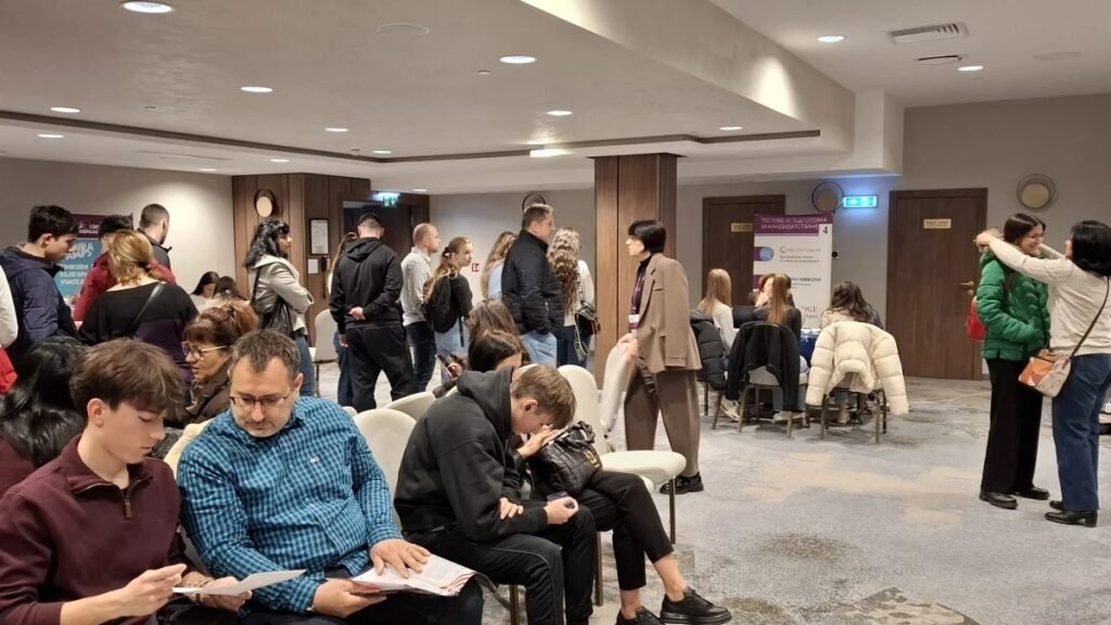 Британский диплом за €6500 в год: болгарских студентов зовут учиться в Польше Посетители образовательной ярмарки в Пловдиве изучают предложения университетов