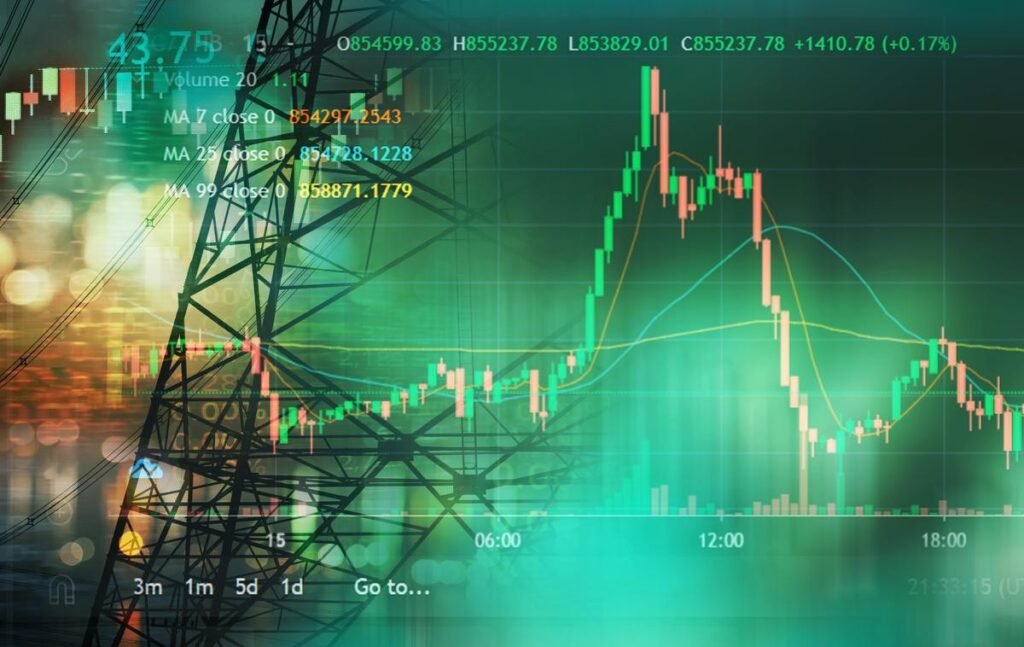 Силуэт высоковольтной опоры ЛЭП на фоне биржевого графика с зелёным свечением, символизирующий колебания цен на электроэнергию
