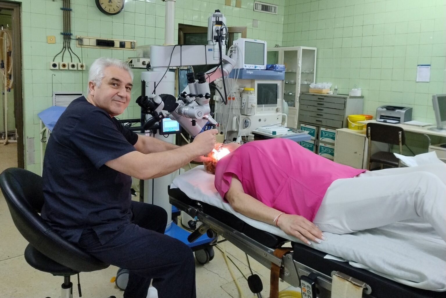 Врач проводит офтальмологическую процедуру с помощью хирургического микроскопа в больнице Шумена