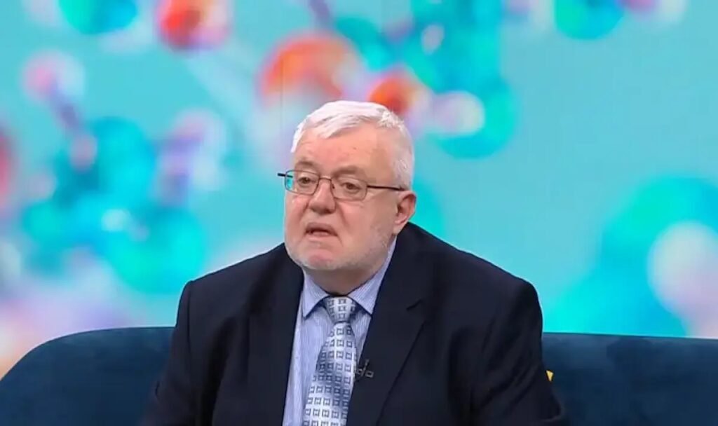 Эксперт в области здравоохранения выступает в телевизионной студии, обсуждая проблемы финансирования лечения диабета в Болгарии