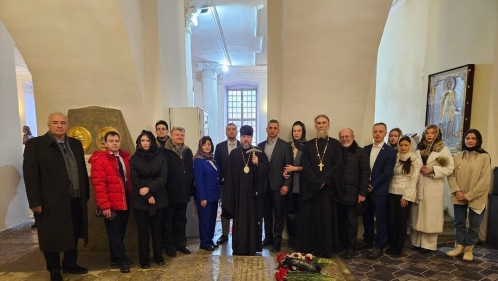 Участники форума «Балканский диалог 2026: Черногория — Россия» позируют с православными священнослужителями в соборе в память о митрополите Василии Негоше